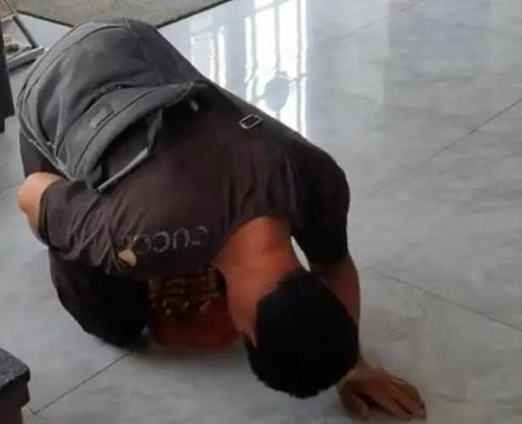 给我跪下认打认罚