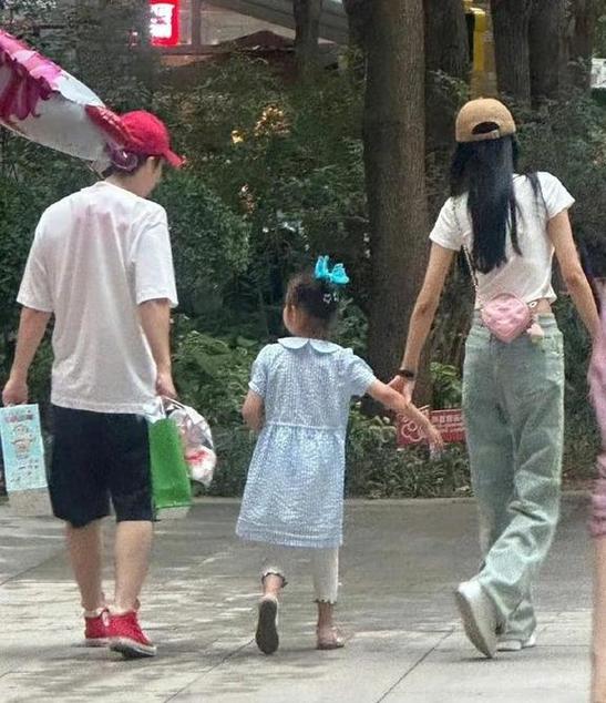 董子健独自带女儿超宠溺